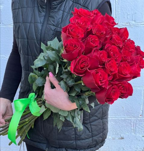 "Севилья"- букет из красных роз с доставкой по городу по Донскому